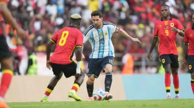 Argentina despidió el año con una cómoda victoria 2-0 ante Angola