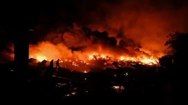Diez industrias afectadas por el incendio en Ezeiza: “No hay heridos internados y el fuego está controlado”