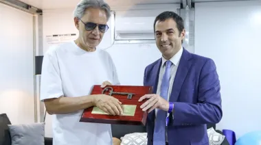 Ramón Lanús le entregó la llave de la Ciudad de San Isidro al maestro Andrea Bocelli