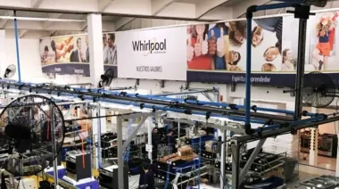 Golpe a la industria: Whirlpool cierra su fábrica y despide a 300 trabajadores