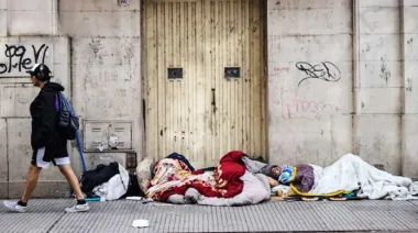 La pobreza bajó al 36,3%, pero persisten la informalidad y el empleo precario, según la UCA