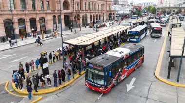 Colectivos: Los empresarios quieren pagar el aguinaldo en cuotas y la UTA se declaró en alerta