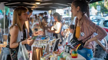 Martínez se viste de Navidad con la última feria de emprendedores del año