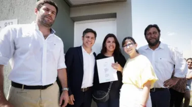 Kicillof entregó viviendas a familias de Tandil y Ayacucho