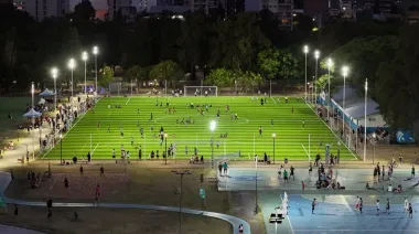 Julián Álvarez inauguró la nueva cancha de césped sintético en el Parque Central Las Colonias