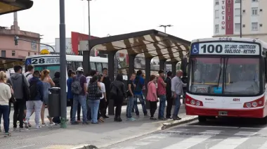 Transporte en el AMBA: colectivos reducirán frecuencias por la suba del gasoil