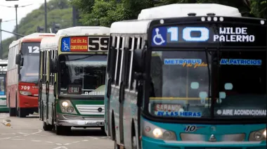 Colectivos con menos frecuencia en el AMBA y amenaza de paro total por el costo del combustible