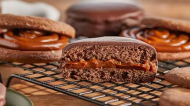 Escobar recibe el Salón del Alfajor con más de 100 productores y una pieza gigante para degustar