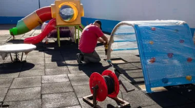 Lanús Gobierno avanzó con la instalación de nuevos juegos en los centros educativos municipales