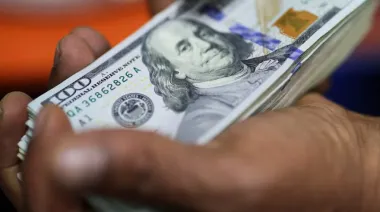 Los argentinos compraron más dólares que el Banco Central en lo que va del año