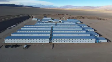 Una “ciudad minera” llegada desde China abre un fuerte debate sobre empleo y producción nacional