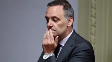 Recluido, Adorni prepara el informe de gestión con futuro incierto por la interpelación