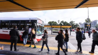 Julio llega con nuevos aumentos en colectivos, trenes y subte en el AMBA