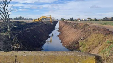 Avanzan los trabajos de limpieza y mantenimiento de canales en Saladillo