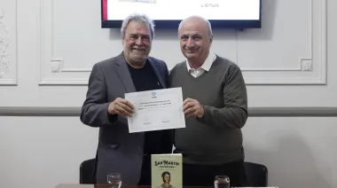 "San Martín en persona": Daniel Miguez presentó su libro en el HCD Lanús y fue declarado Vecino Destacado