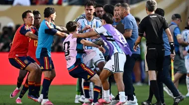 FIFA confirmó las sanciones por los incidentes del Mundial: diez partidos para Paredes