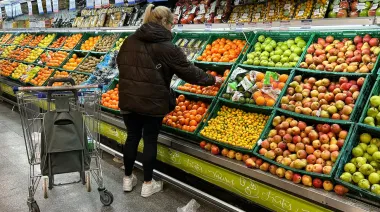 La inflación se desacelera, pero cada vez más hogares recurren al crédito para comprar alimentos