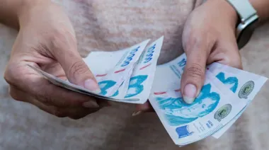 El Gobierno fijó aumentos escalonados para el salario mínimo hasta abril de 2027