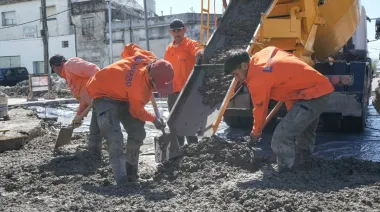 Julián Álvarez recorrió las obras de repavimentación en el Barrio Villa Progreso