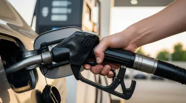 La nafta ya cuesta más en dólares que en Estados Unidos y Brasil y el consumo sigue en retroceso
