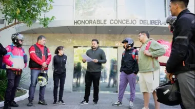 Buscan crear estaciones municipales de descanso para repartidores de plataformas en Avellaneda
