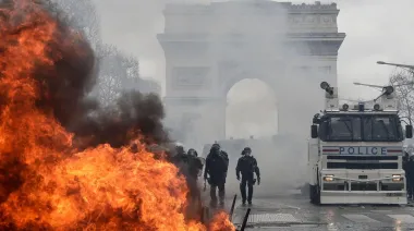 Francia busca contener los disturbios con toques de queda localizados tras una ola de saqueos y violencia