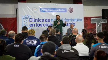 Emmanuel Santalla y Nicolás Russo encabezaron una Clínica de Futbol para clubes de barrio