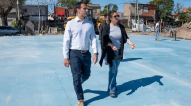 Julián Álvarez recorrió los avances de la obra del nuevo polideportivo en el Barrio La Maquinita