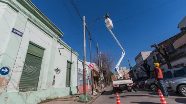 Lanús instaló 70 nuevas columnas de iluminación LED en Villa Caraza