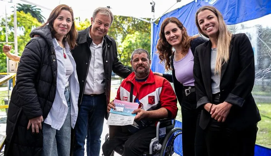 Cascallares encabezó en Burzaco un operativo de entrega de Pases Libres Multimodales