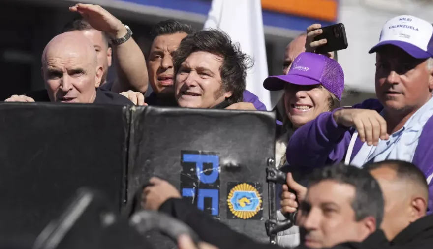 Incidentes en Lomas de Zamora: atacaron la caravana de Javier Milei con piedras