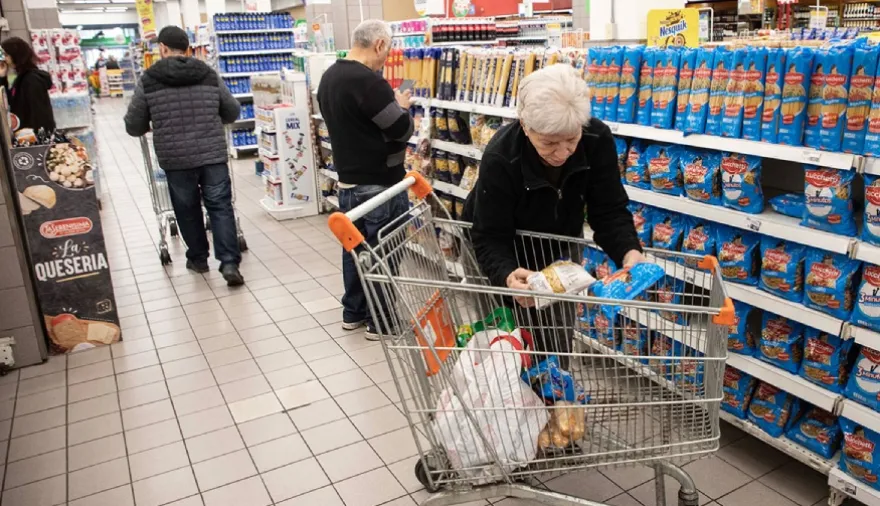 Casi la mitad de los argentinos se endeuda para comprar en supermercados