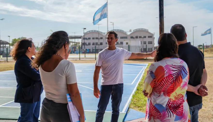 Julián Álvarez supervisó el avance de las obras en distintas instituciones educativas del distrito