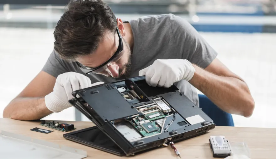 UTN Avellaneda: capacitación en reparación de notebooks