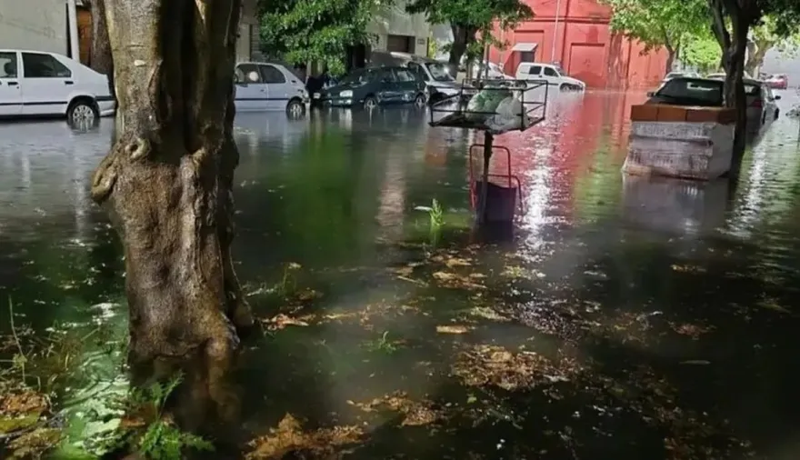 Fuertes tormentas anegaron el AMBA y las lluvias continuarán durante el martes
