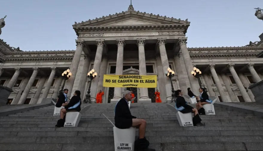 Protesta en el Congreso contra la reforma de la Ley de Glaciares