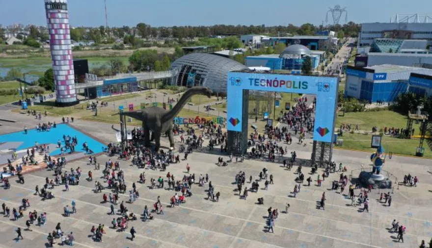 Denuncian a Manuel Adorni por presuntas irregularidades en la concesión de Tecnópolis