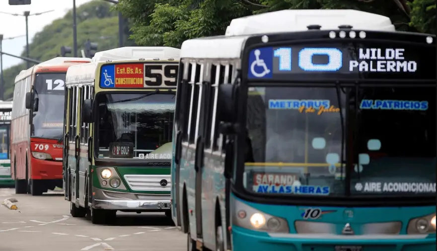 Colectivos con menos frecuencia en el AMBA y amenaza de paro total por el costo del combustible