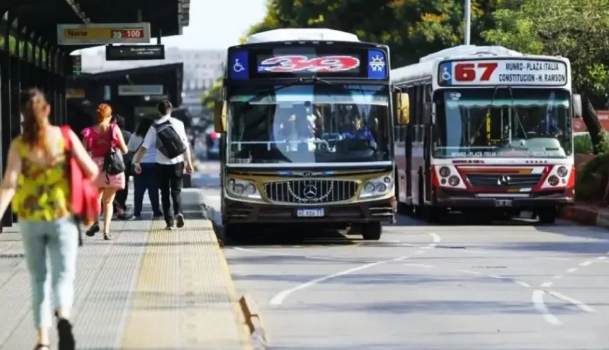 Paro de colectivos en el AMBA: qué líneas no funcionan y cuáles prestan servicio