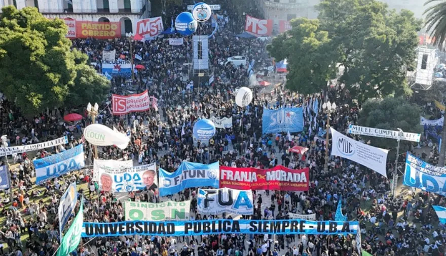 Masiva Marcha Federal Universitaria en defensa de la educación pública y la ciencia