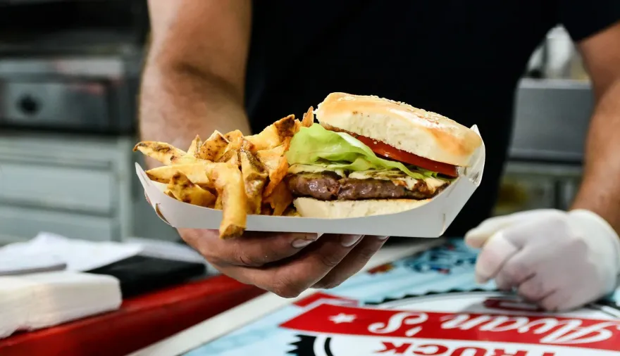 Con promos y menús especiales, Escobar se suma a los festejos por el Día de la Hamburguesa