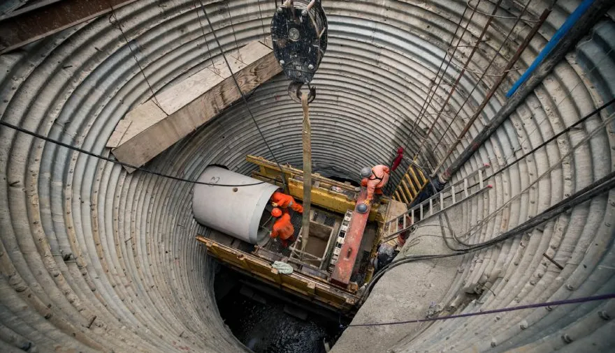 Avanzan las obras de los aliviadores en el arroyo Medrano que beneficiarán a más de 50 mil vecinos