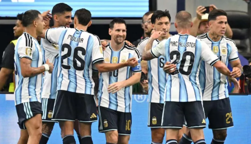 Con un doblete de Messi, Argentina venció a Austria y se clasificó a los 16avos de final