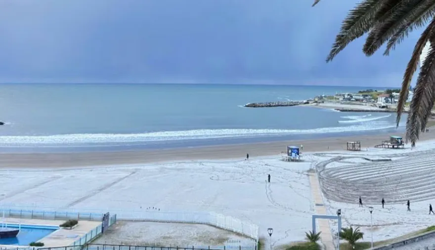 La irrupción de una masa polar dejó nevadas y Mar del Plata volvió a vestirse de blanco