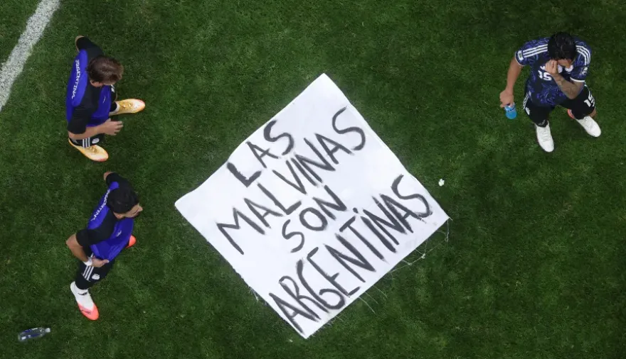 Inglaterra se escandaliza por una bandera mientras convierte una guerra en patrimonio