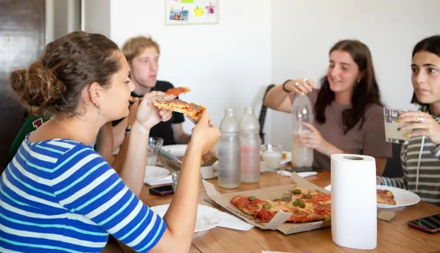 Ocho de cada diez argentinos prefieren celebrar el Día de la Amistad en casa