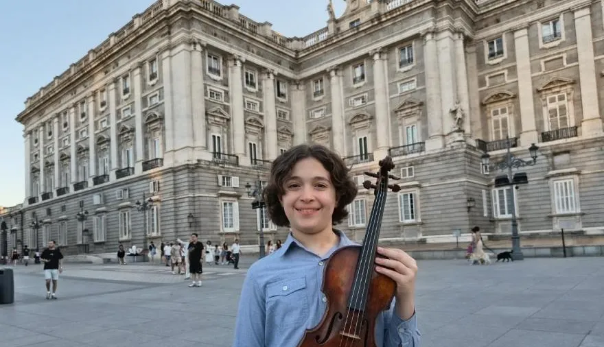El violinista prodigio Marcos Carreras está capacitándose en Madrid