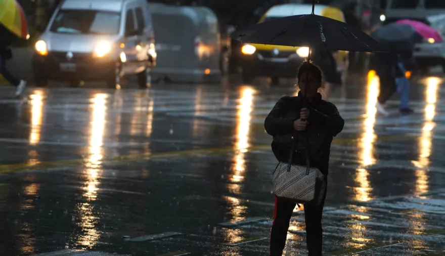 Arranca la semana con lluvias en el AMBA: cuándo mejora el tiempo y cómo seguirá el pronóstico