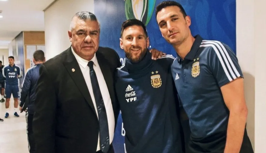 Claudio Tapia respaldó a Scaloni y habló del futuro de Messi en la Selección Argentina