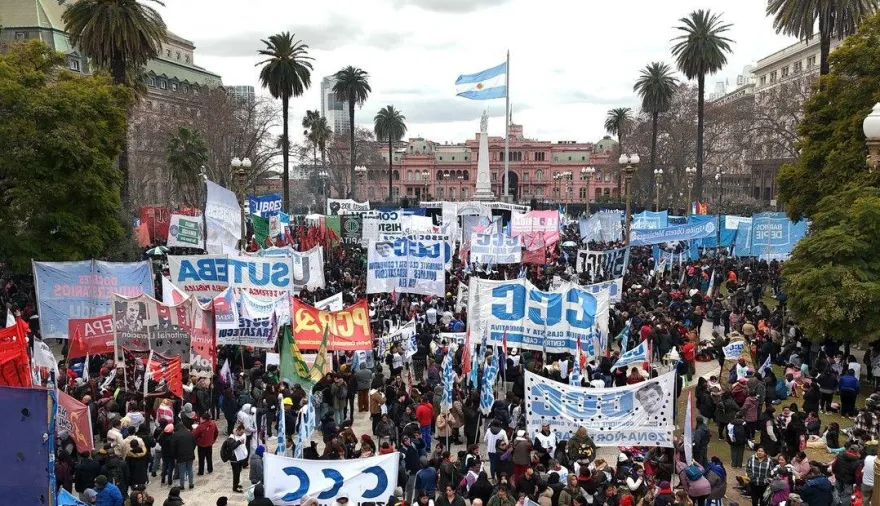 Miles marcharon por San Cayetano con fuertes reclamos por el empleo, los salarios y la situación social